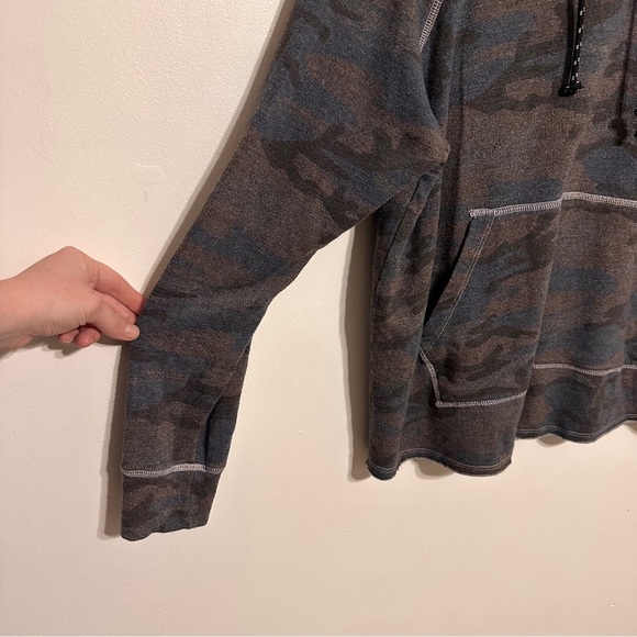 Sundry Camo Print Cropped Hoodie Size 3 (Large) Blue/Pink/Gray - Picture 3 of 6